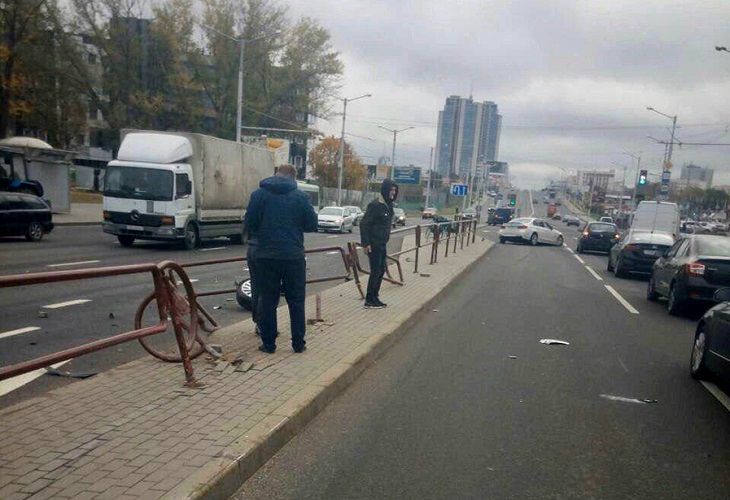 Хотел перестроиться. В Минске водитель Kia устроил тройное ДТП 