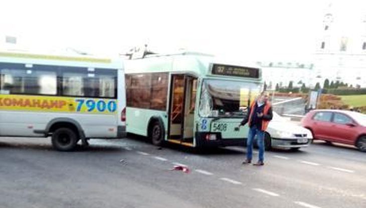 В Минске столкнулись троллейбус и маршрутка