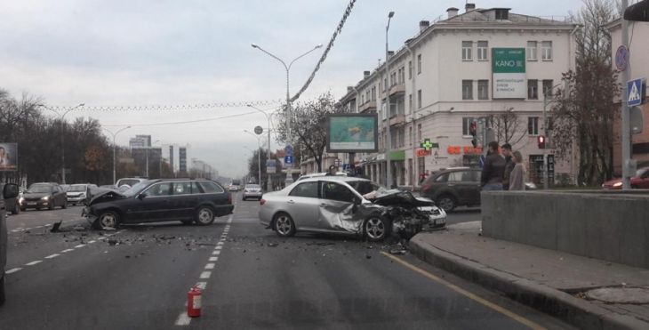 В Минске на проспекте Независимости произошла авария: движение частично перекрыто 