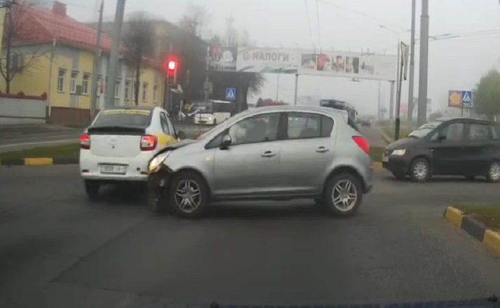 В Гомеле такси на высокой скорости вылетело на красный и протаранило Opel