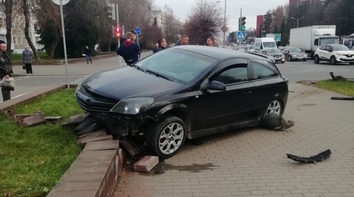 Легковушка снесла ограждение и вылетела на тротуар в центре Новополоцка