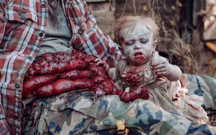 Родители устроили фотосессию с ребенком-зомби 