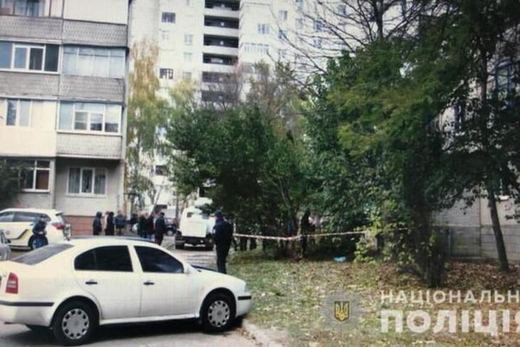 Родила и выбросила в окно: в полиции рассказали о младенце, которого нашли в кустах