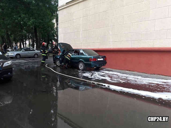 В центре Гомеля внезапно воспламенился автомобиль 