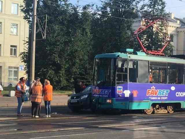 В Минске трамвай и внедорожник не поделили дорогу