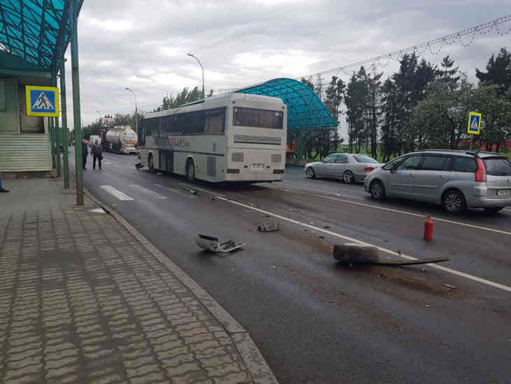 Автобус врезался в несколько машин на выезде из Минска