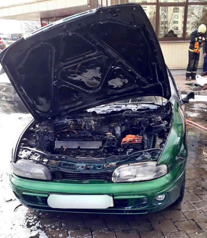 В Минске возле здания банка огонь повредил три машины
