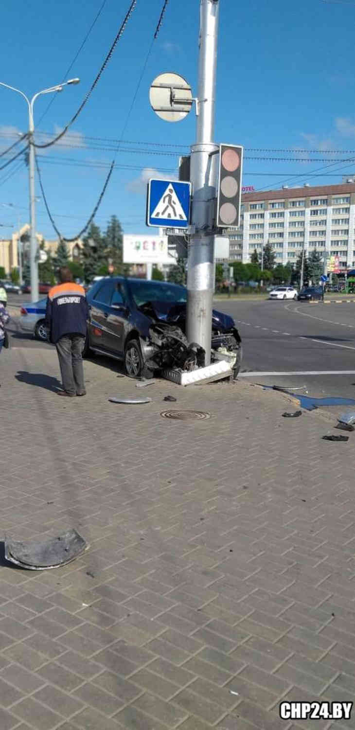 В центре Гомеля Mercedes-Benz влетел в столб