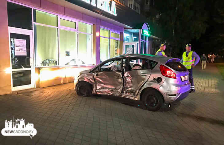 Ночью в Гродно пьяные девушки скрывались от ГАИ и устроили очень дорогое ДТП