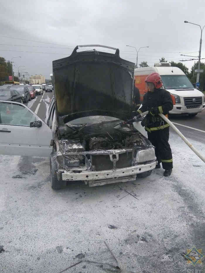 В Минске во время движения загорелся Mercedes