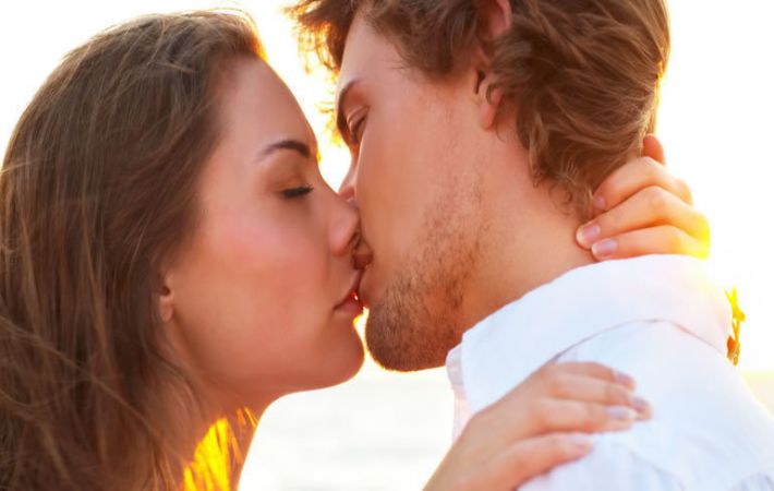 Ученые объяснили, почему мы целуемся с закрытыми глазами
