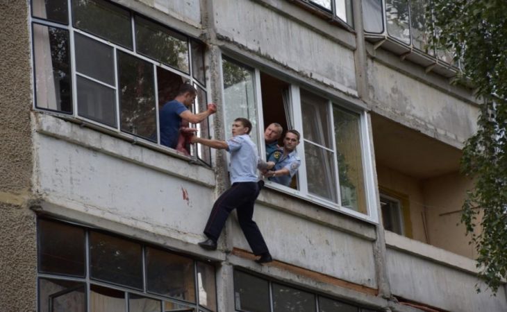 Ужасающие кадры: пьяный мужчина хотел выбросить из окна грудного ребенка