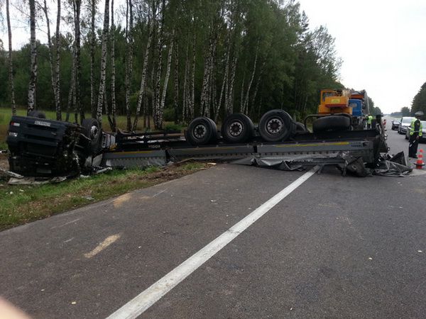 В Лидском районе перевернулся автопоезд с трубами: погиб водитель