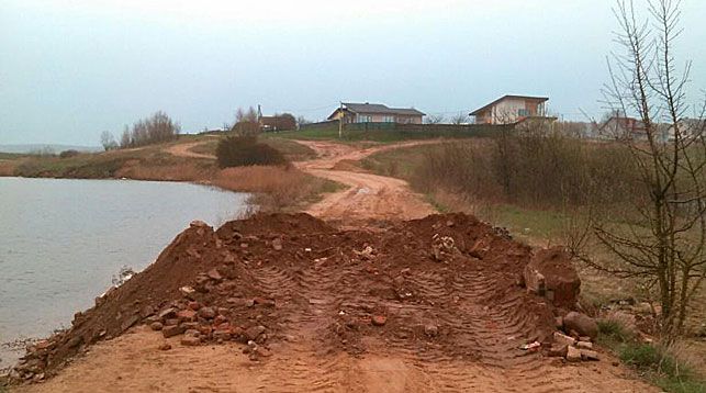 В районе Заславля размыло дамбу с дорогой между двумя водоемами