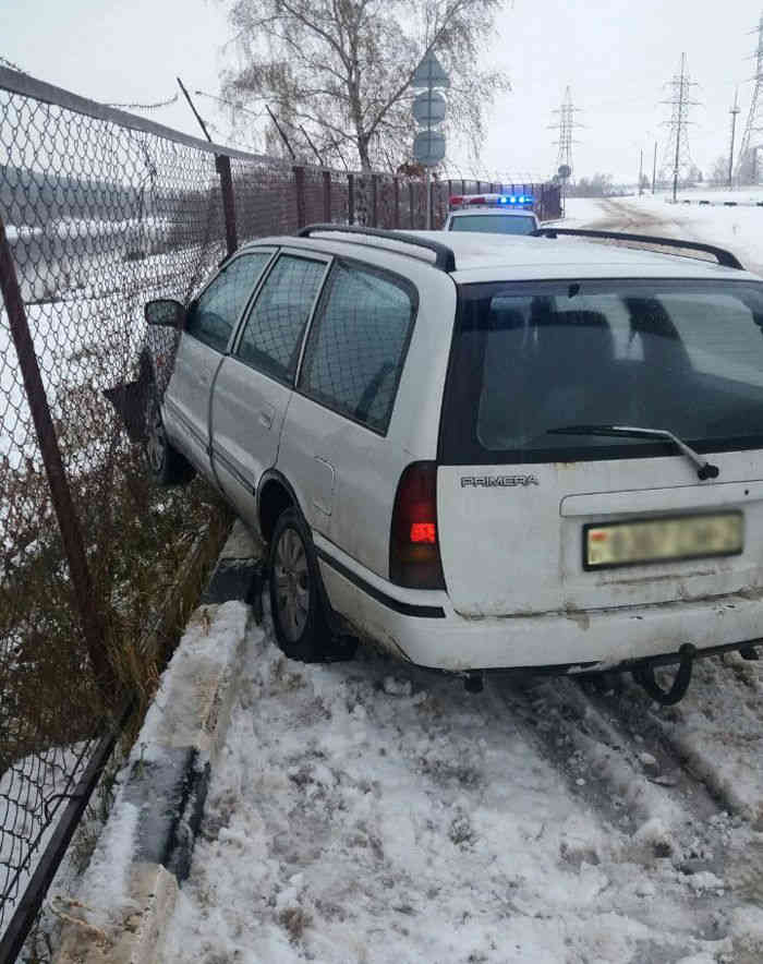 В Орше металлическая сетка не дала автомобилю съехать в Днепр