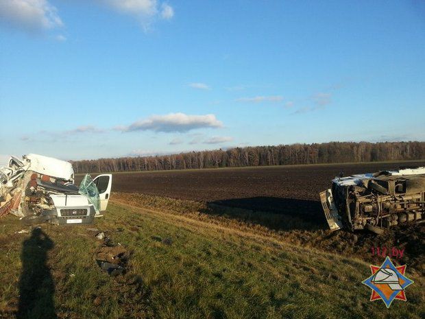 На трассе М1 спасатели деблокировали пассажира автомобиля после ДТП