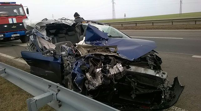 Toyota Prius врезалась в фуру в Пуховичском районе, погибла женщина