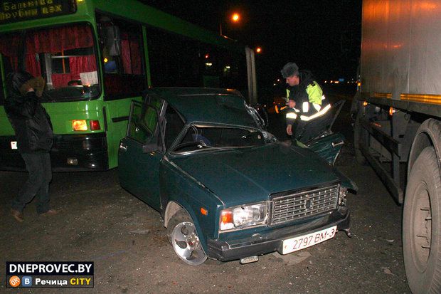 В Речице ВАЗ неудачно обогнал МАЗ-автобус и попал под МАЗ-грузовик