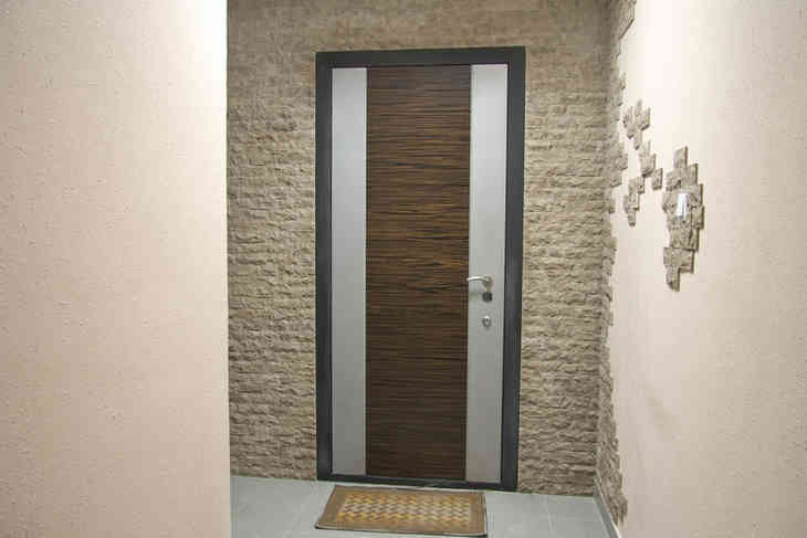 Красивый дизайн входной двери для дома из газобетона