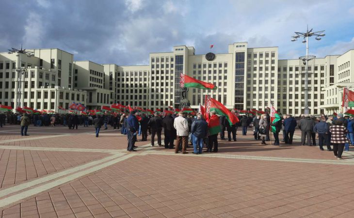 В эти минуты на площади Независимости в Минске собрались сторонники действующей власти.