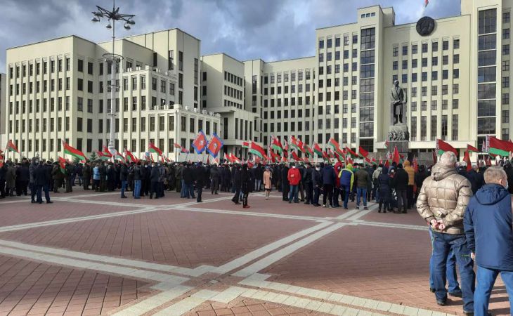 В эти минуты на площади Независимости в Минске собрались сторонники действующей власти.