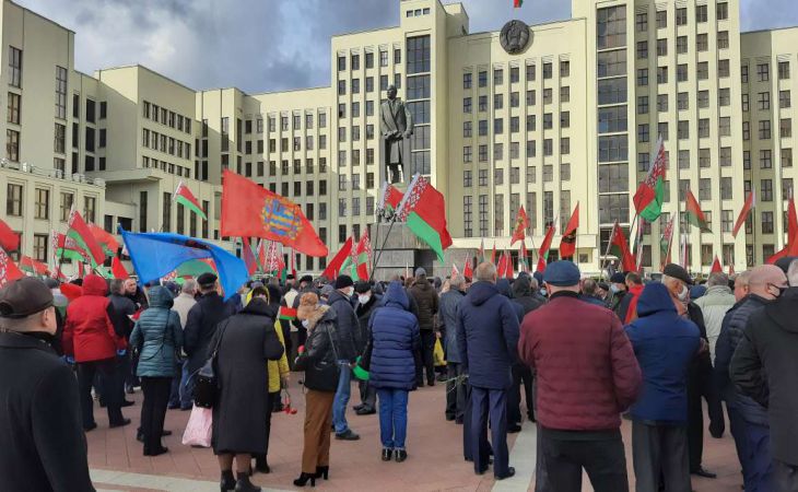 В эти минуты на площади Независимости в Минске собрались сторонники действующей власти.