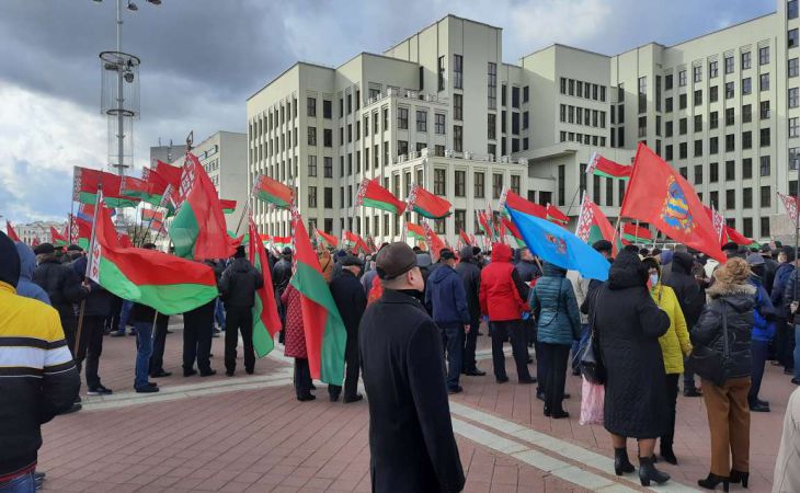 В эти минуты на площади Независимости в Минске собрались сторонники действующей власти.