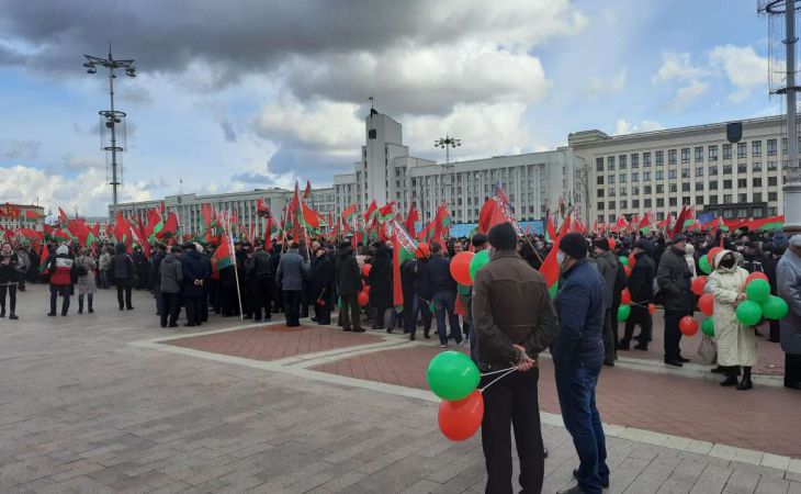В эти минуты на площади Независимости в Минске собрались сторонники действующей власти.
