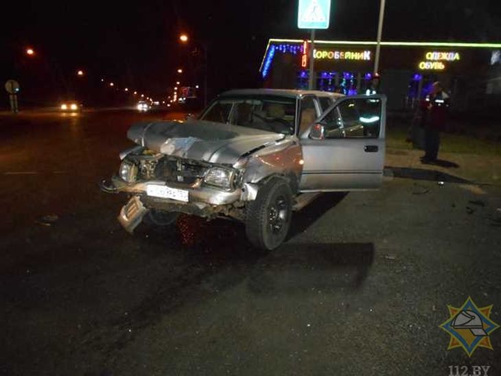 В Орше столкнулись Chevrolet и Hover: одну пассажирку зажало в машине 