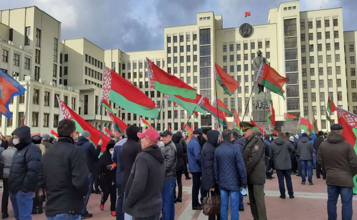 В эти минуты на площади Независимости в Минске собрались сторонники действующей власти.