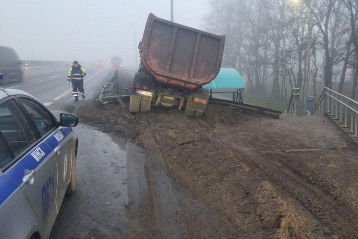 В Минске МАЗ пробил ограждение и вылетел с МКАД