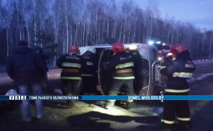 «Подрезали»: под Речицей перевернулся микроавтобус. Есть пострадавший