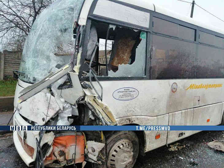 Под Молодечно столкнулись МАЗ и микроавтобус. В салоне было 16 пассажиров