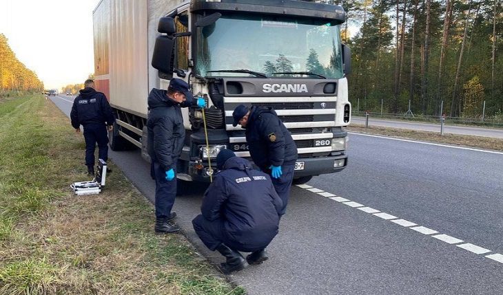 Под Осиповичами мужчины ремонтировали авто и были насмерть сбиты грузовиком.