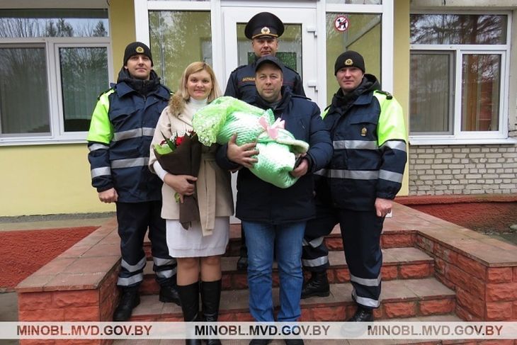 В Молодечно сотрудники ГАИ помогли беременной женщине оперативно добраться до роддома