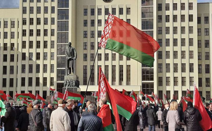 В эти минуты на площади Независимости в Минске собрались сторонники действующей власти.