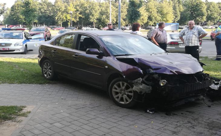 Необычное ДТП в Гродно: «Мазда» вылетела с парковки на тротуар и сбила 6-летнюю девочку