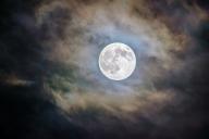 Ученые рассказали, влияет ли Луна на людей на самом деле