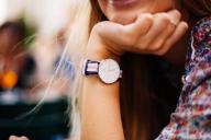 классические часы на руке девушки