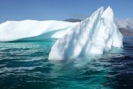 Во льдах Гренландии появляются «крупнейшие в мире водопады». Почему это беспокоит ученых