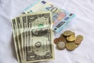 Доллар и евро подешевели на открытии торгов 17 июня