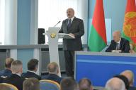 Лукашенко посоветовал не надевать на улицах маски