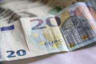 Евро быстро растет на старте торгов 27 июля