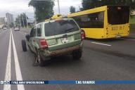 Оторвавшимся от машины колесом повредило автобус и два авто в Минске