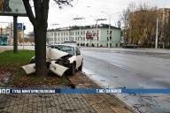 В Минске женщина-водитель выехала на тротуар и врезалась в дерево