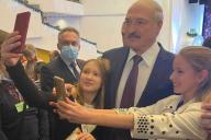Без маски и дистанции: Лукашенко пообнимался и сделал селфи с детьми 