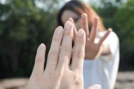 Внимание на руки: ученые рассказали, как распознать женскую неверность    