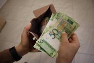 Белоруске грозит до 5 лет за перевод на 130 рублей с найденной на улице карты