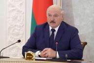 Лукашенко о карантине по COVID-19: у нас кроме рук и мозгов ничего нет, а в Америке печатный станок 