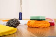 Шкафы и полки не будут собирать пыль: многие хозяйки не используют маленькие хитрости